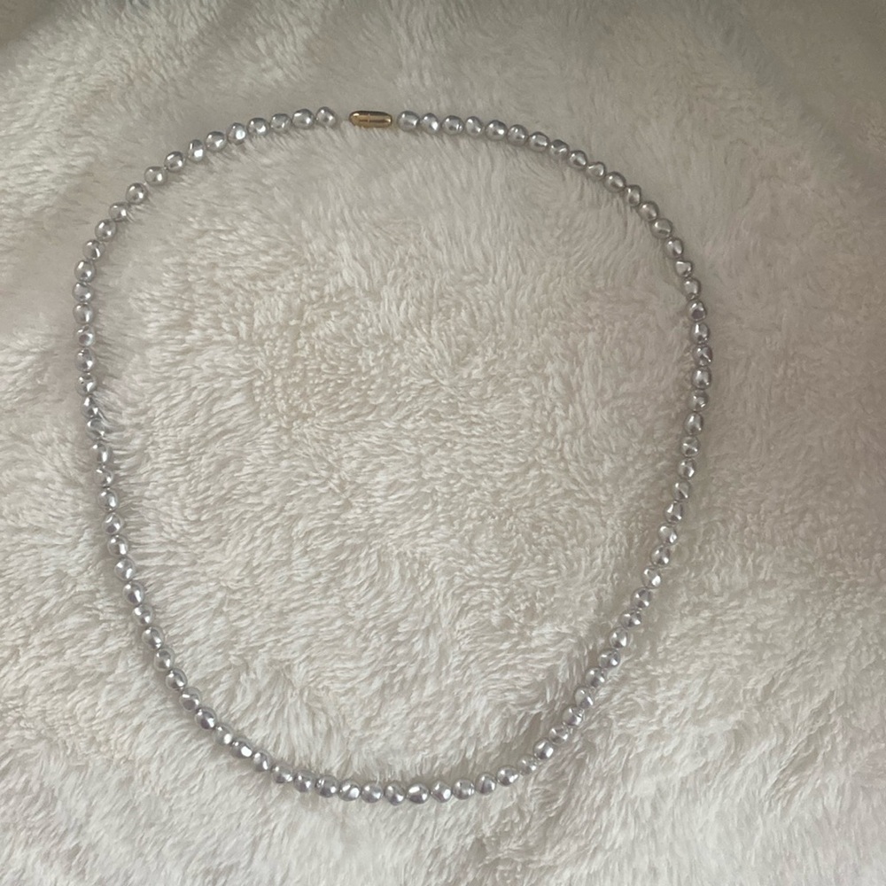 Platinum pearl necklace..